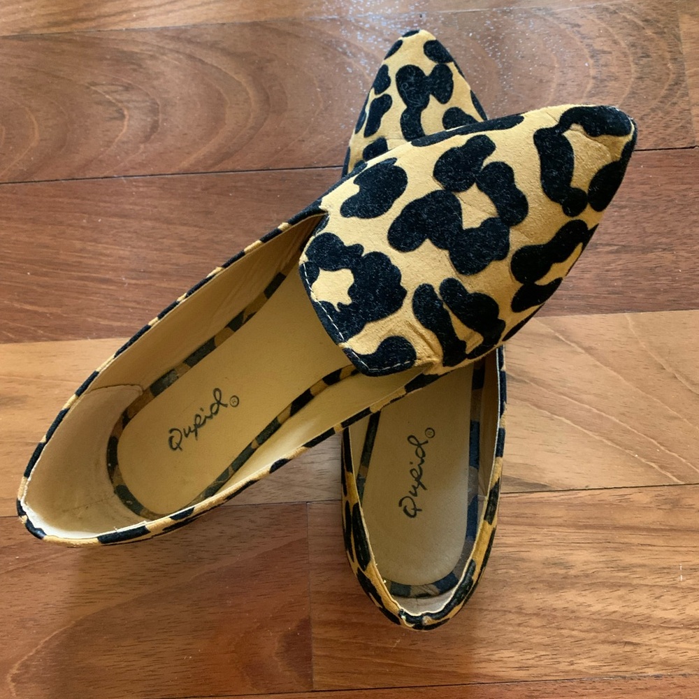 Pointed Toe Flats - Picture 2 of 3